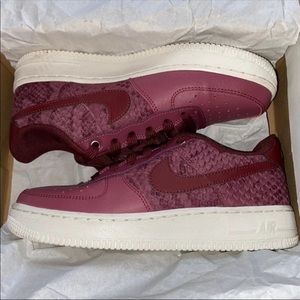 Nike Air Force 1 LV 8 Red